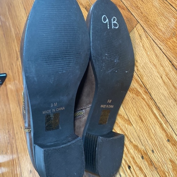 ASHTON size 9 boots with gold stud accent - Picture 4 of 4